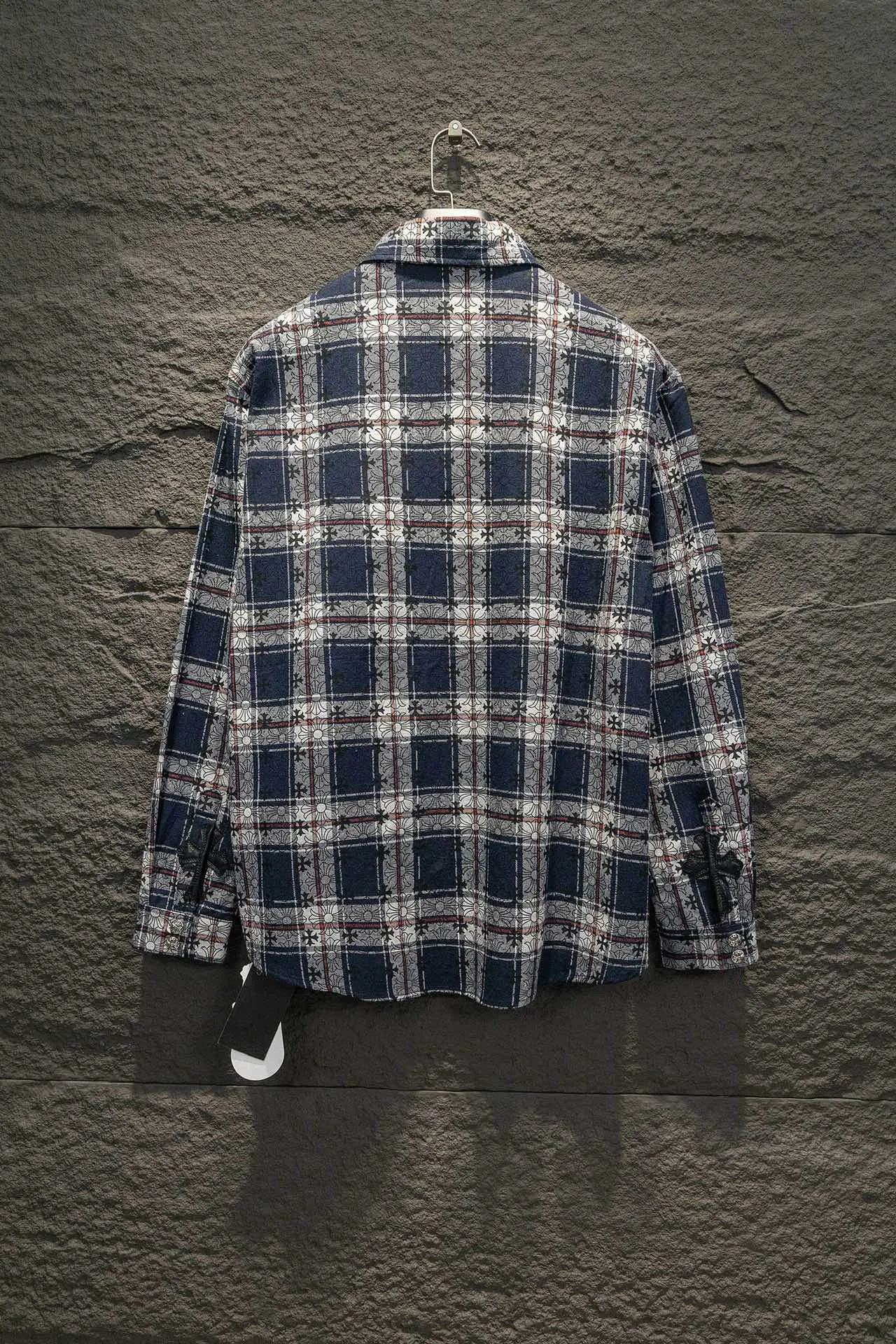 P260 ChromeHearts Chrome Hearts printed cuffs and leather plaid shirt. Customized jacquard fabric, you can wear it in various styles. This genderless shirt is a must-have for nightclubs. It can be worn as a jacket for both men and women. It can be easily worn by both men and women!  The plaid shirt that I have been thinking about has arranged for you to check in with plaid fans! The original loose fit is made of high-quality pure cotton fabrics. The fabric pattern is high-definition and delicate without burrs. It is comfortable and breathable to wear. All the buttons are molded and customized. It is casual and fashionable and can be matched with any bottoms. It can be windproof and sunproof in spring and summer. It can be worn inside or outside in autumn and winter! Easily concave shape makes you look slimmer and taller, perfect for both men and women! Customized main label, accessories, fully washable, whole body wiring, quality control, no heads!  Luxurious dark high street, Hollywood luxury goods, 25SS latest couples leather cross short-sleeved T-shirts, all reflect their own unique style! Made of thick black cotton, goatskin appliqués, hand-sewn custom metal hardware, and silicone varnish printing, multiple materials collide to create a unique texture. It also incorporates ChromeHearts medieval-style Sanskrit fonts and classic horseshoes, creating a unique and charming dark texture under the graceful arcs and all-black shadows, full of artistic sense!  Color: Black Blue Black Size: S M L XL